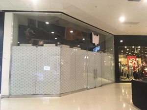 Visão do ponto Loja localizada em corredor que concentra as principais marcas de Moda, Livraria e Cafés.
